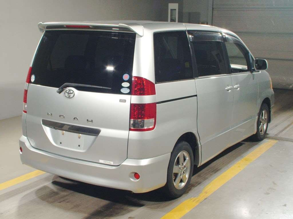 2004 Toyota Noah AZR60G[1]