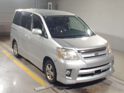 2004 Toyota Noah