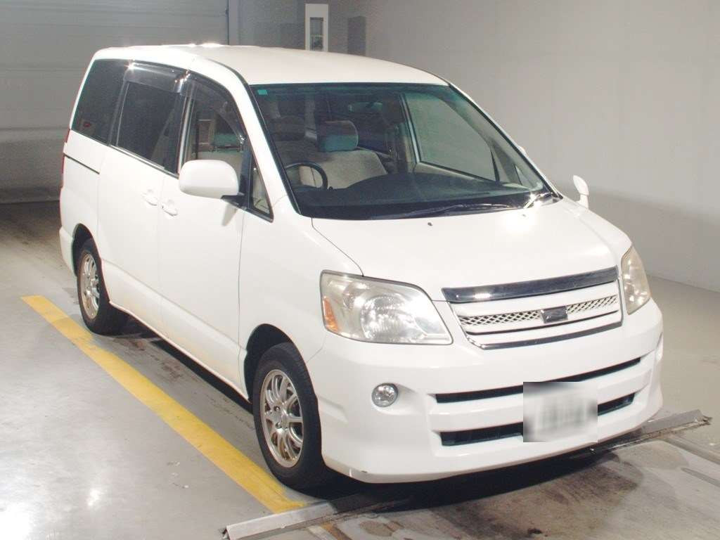 2006 Toyota Noah AZR60G[2]