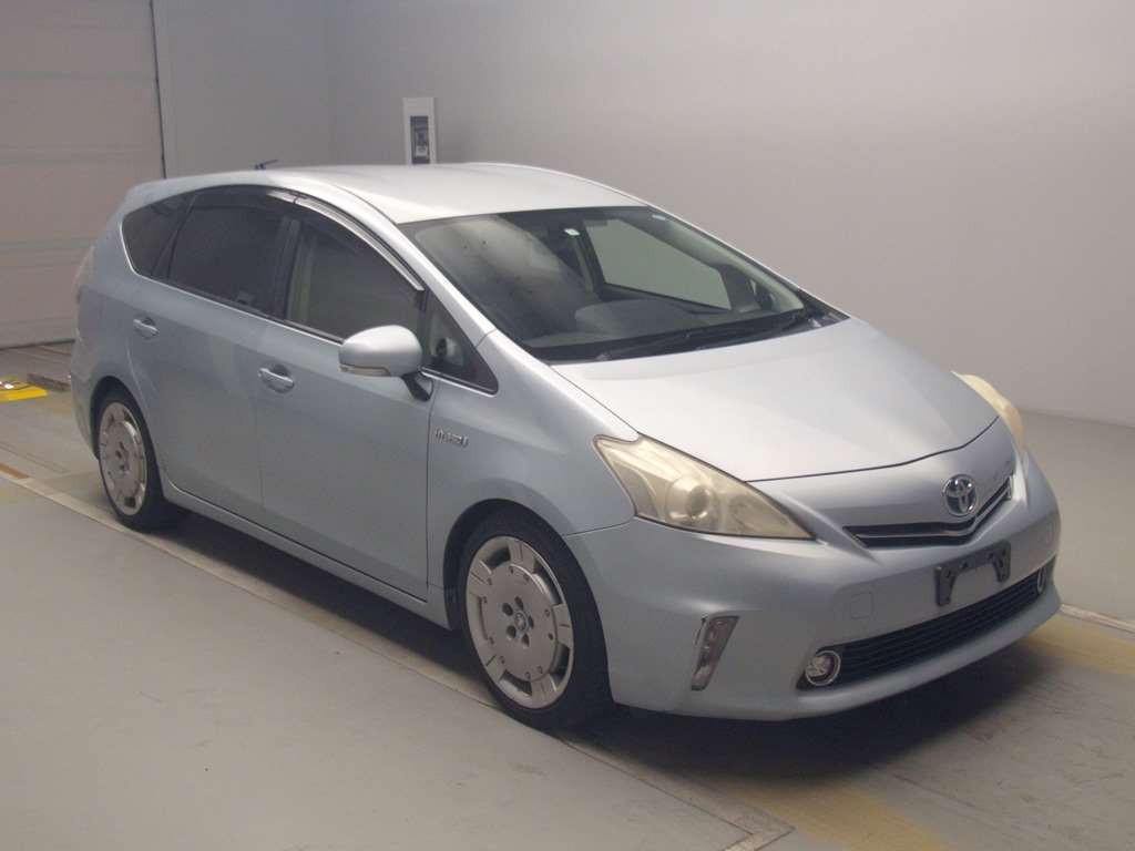 2011 Toyota Prius alpha ZVW41W[2]