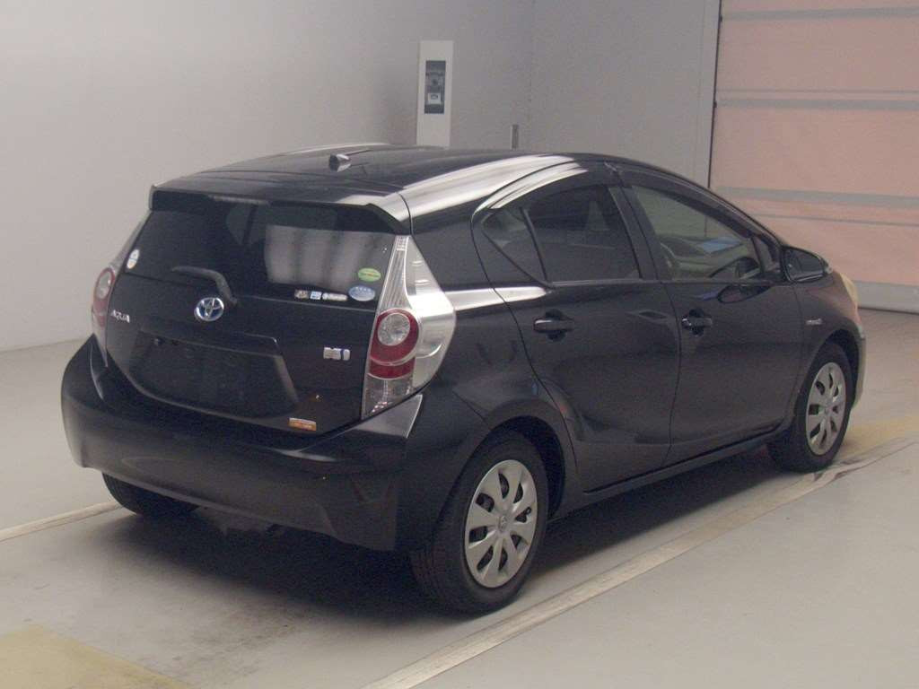 2013 Toyota Aqua NHP10[1]