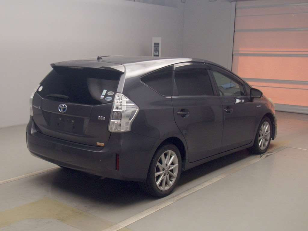 2011 Toyota Prius alpha ZVW41W[1]