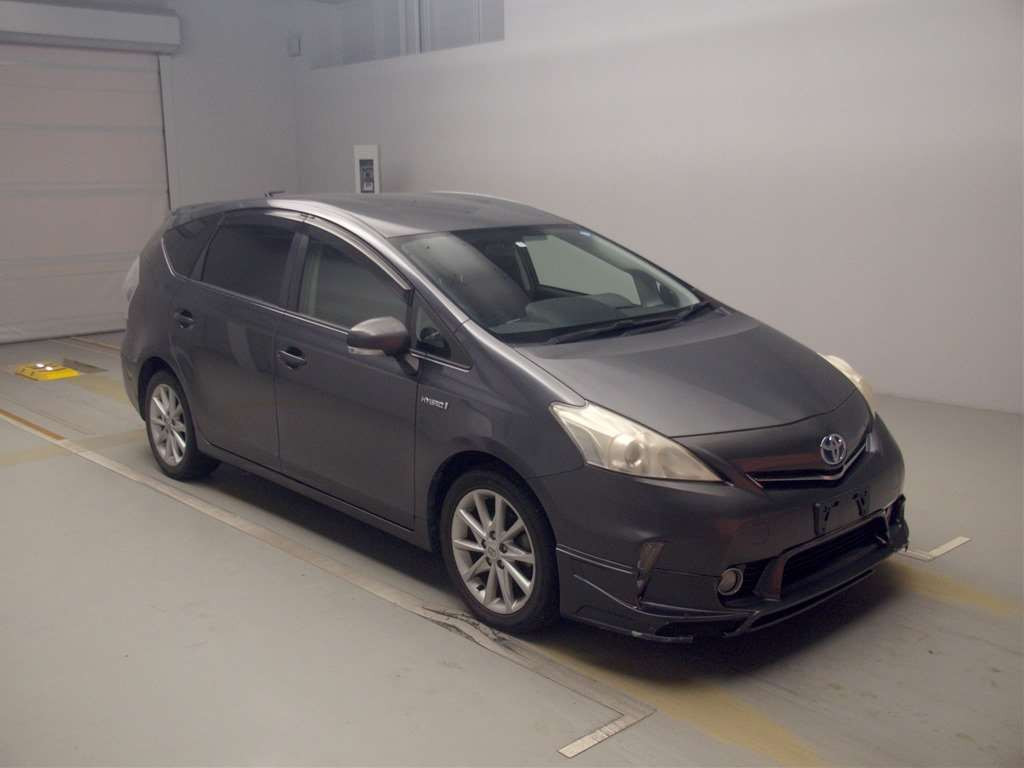 2011 Toyota Prius alpha ZVW41W[2]