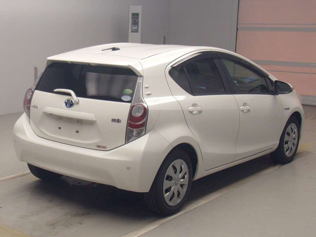 2013 Toyota Aqua NHP10[1]