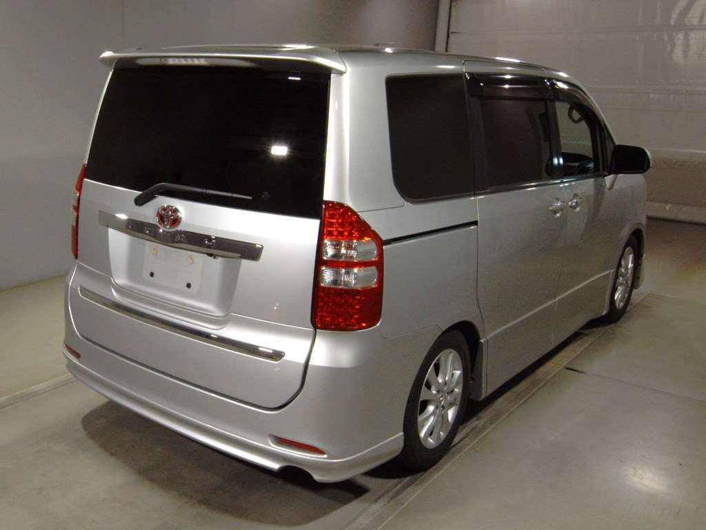 2013 Toyota Noah ZRR70W[1]