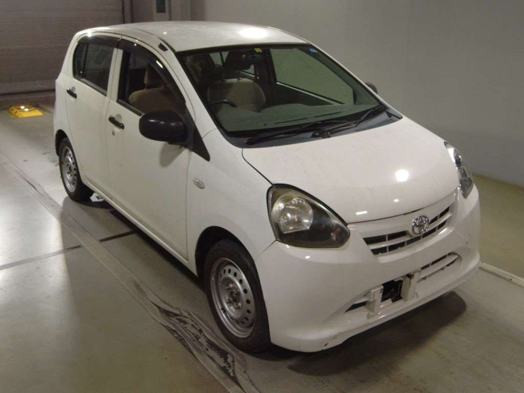 2013 Toyota Pixis Epoch LA300A[2]