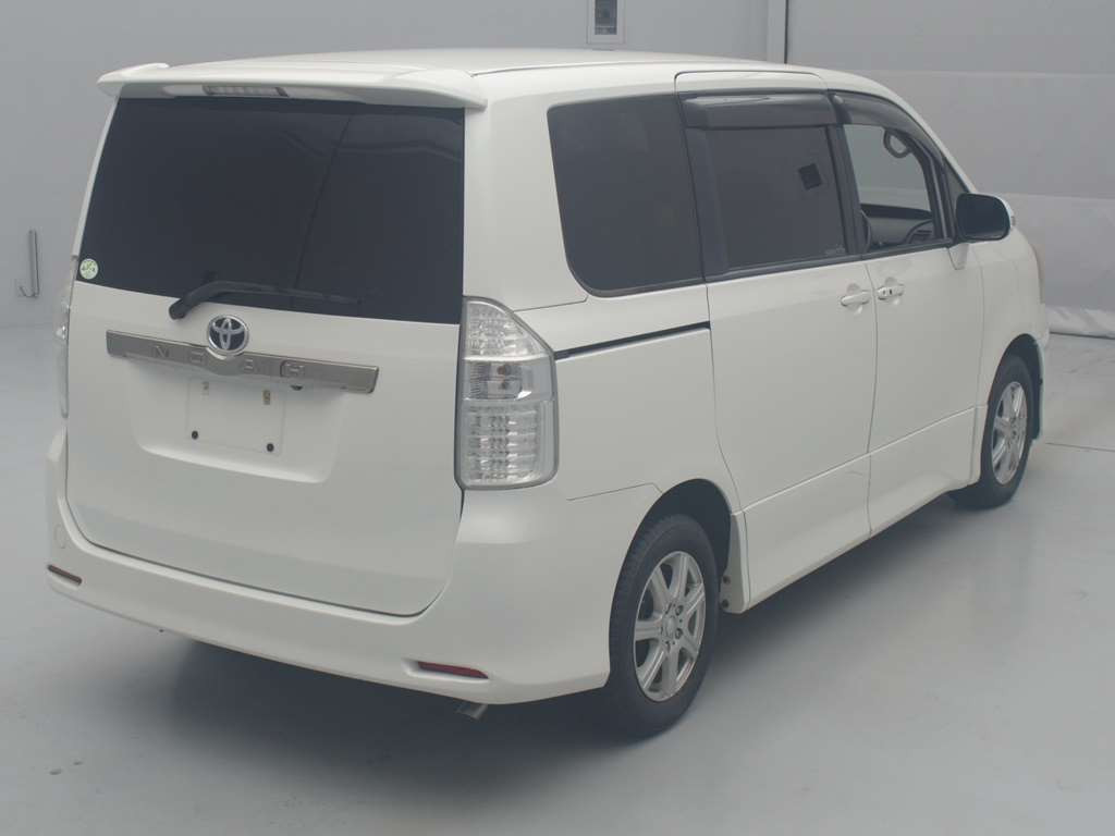 2009 Toyota Noah ZRR70W[1]