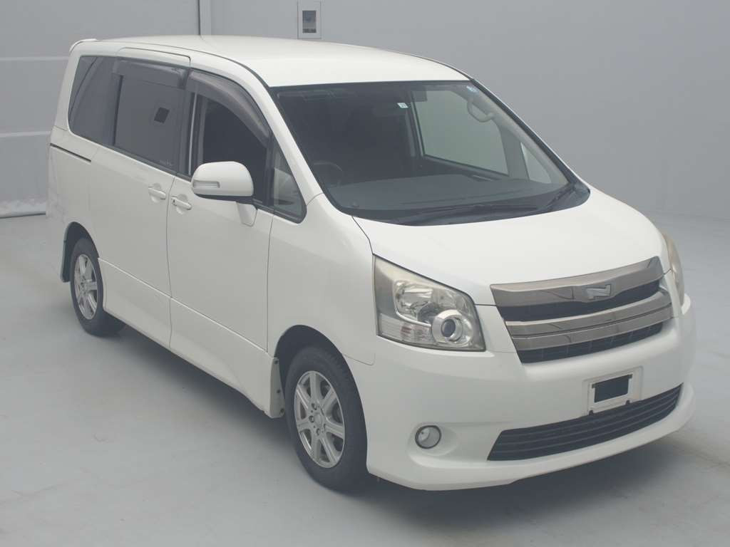 2009 Toyota Noah ZRR70W[2]