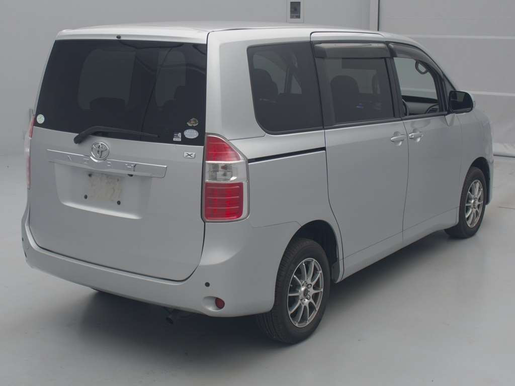 2009 Toyota Noah ZRR75G[1]