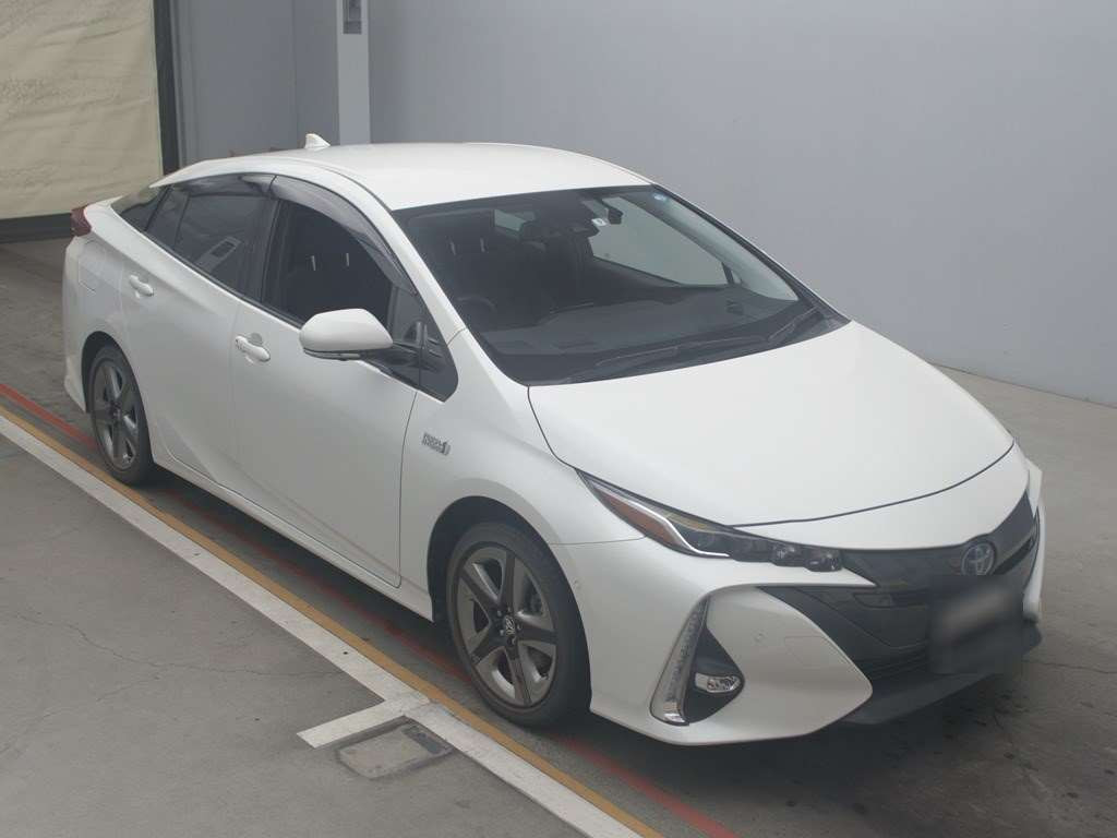 2019 Toyota Prius PHV ZVW52[2]