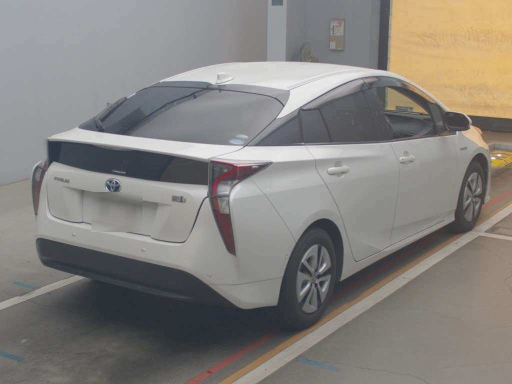 2016 Toyota Prius ZVW51[1]