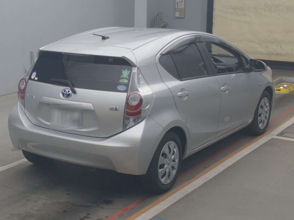 2013 Toyota Aqua NHP10[1]