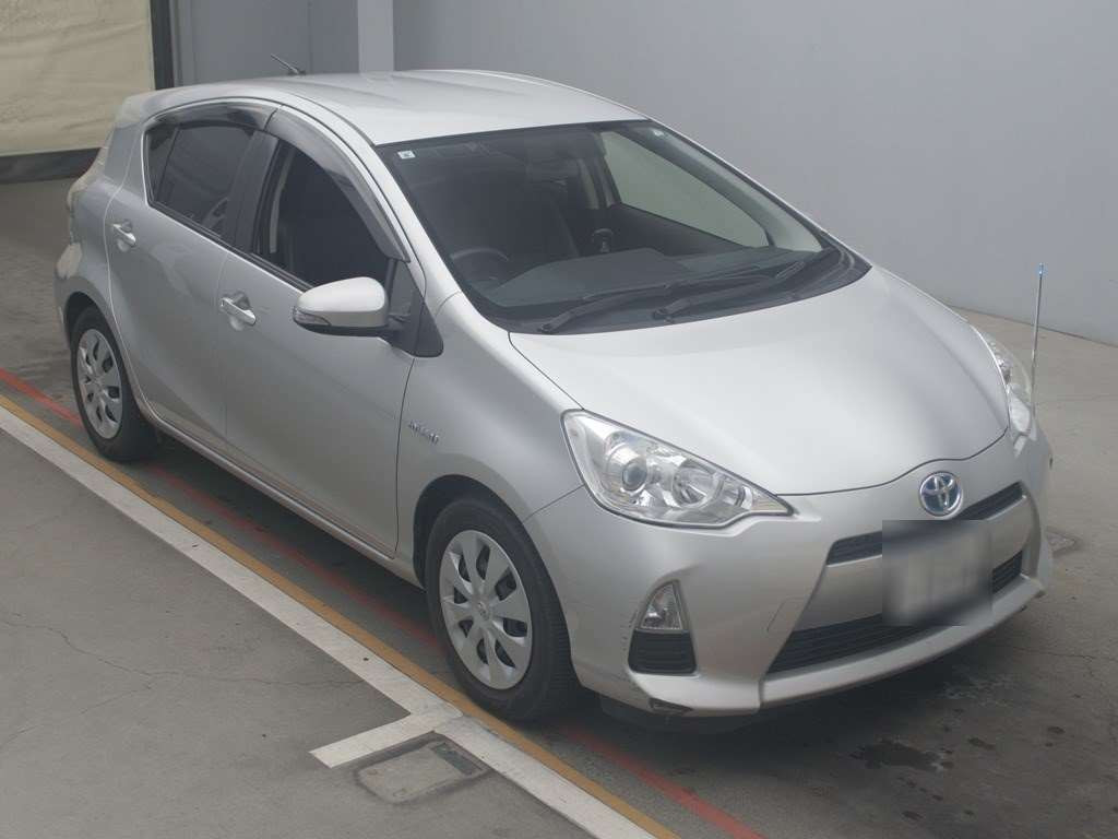 2013 Toyota Aqua NHP10[2]