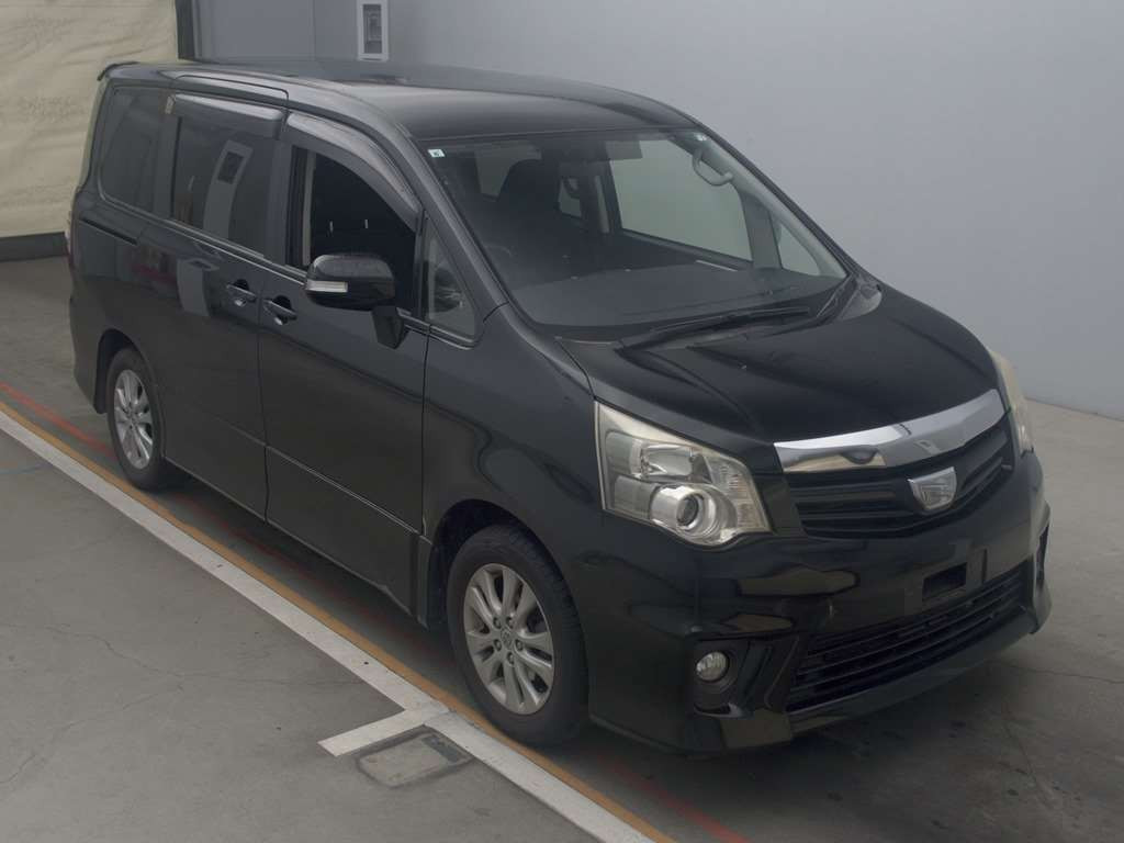 2011 Toyota Noah ZRR70W[2]