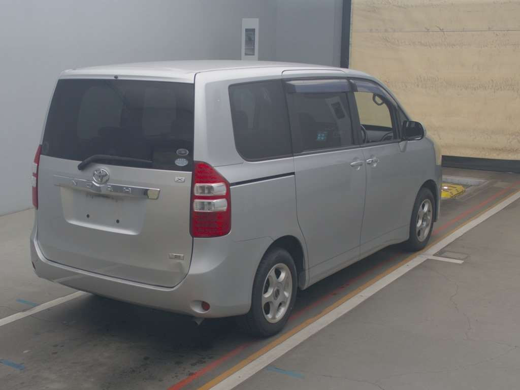 2010 Toyota Noah ZRR70G[1]