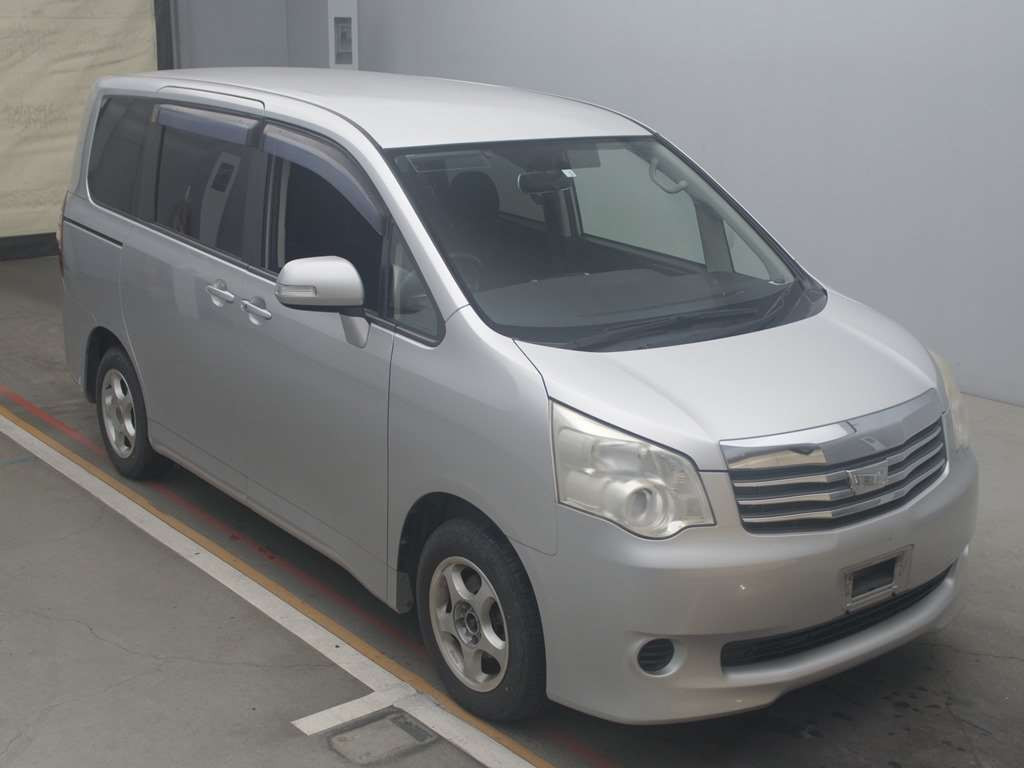 2010 Toyota Noah ZRR70G[2]