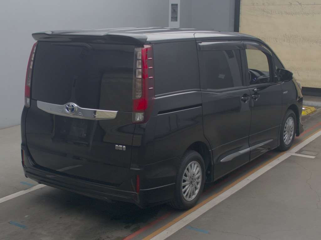 2015 Toyota Noah ZWR80G[1]