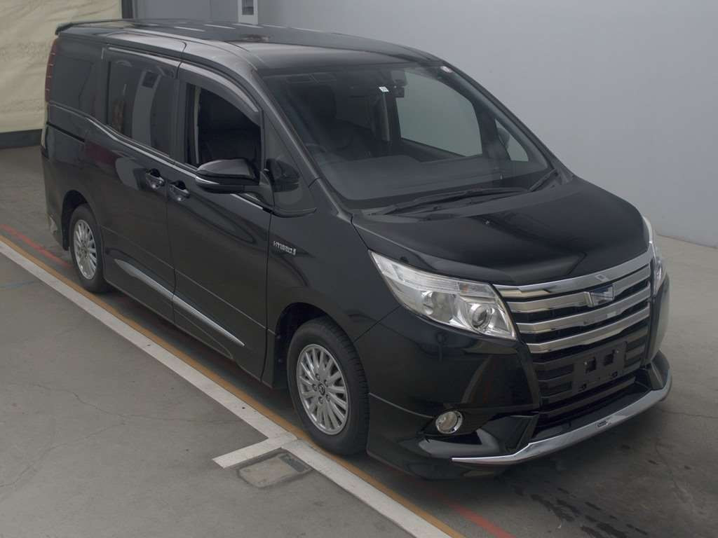 2015 Toyota Noah ZWR80G[2]