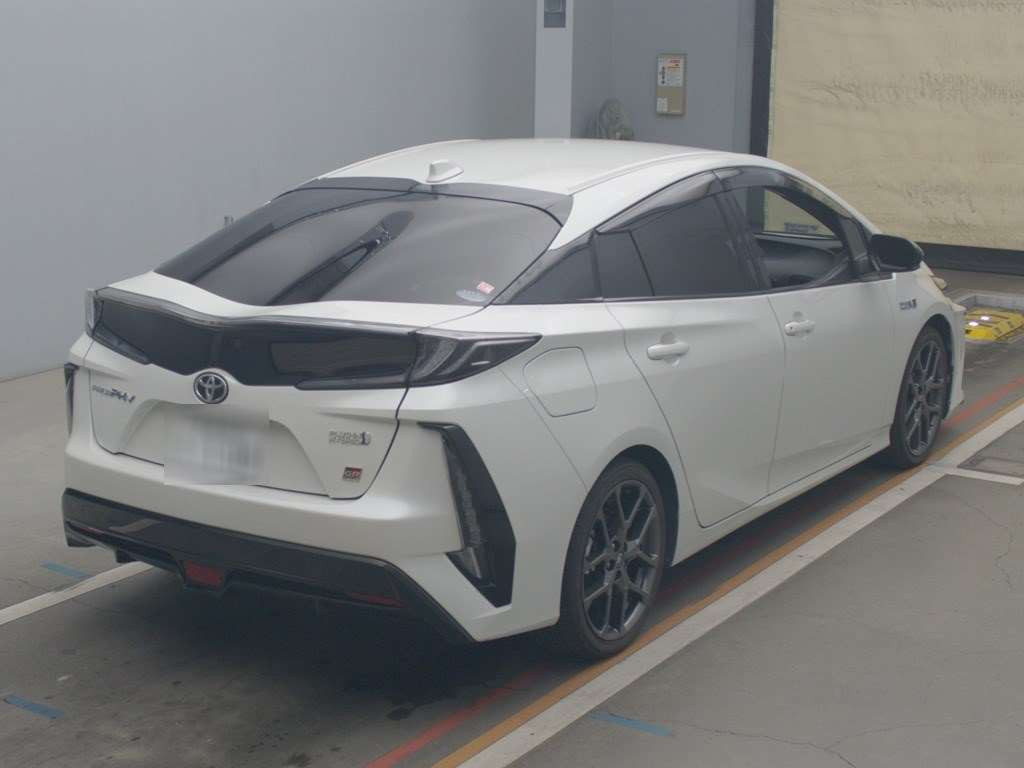 2017 Toyota Prius PHV ZVW52[1]