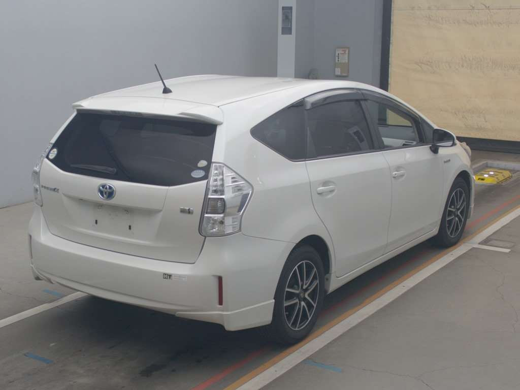 2011 Toyota Prius alpha ZVW41W[1]