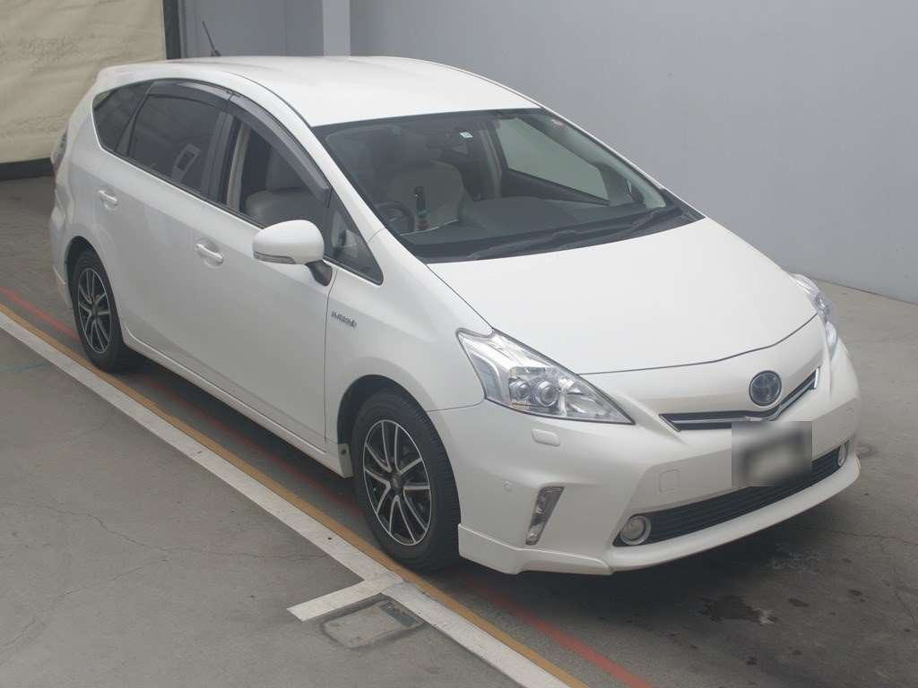 2011 Toyota Prius alpha ZVW41W[2]