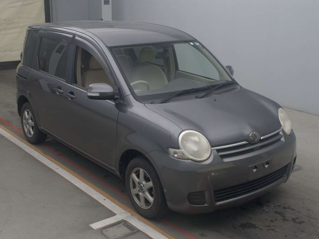 2010 Toyota Sienta NCP81G[2]