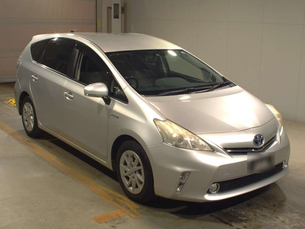 2011 Toyota Prius alpha ZVW41W[2]