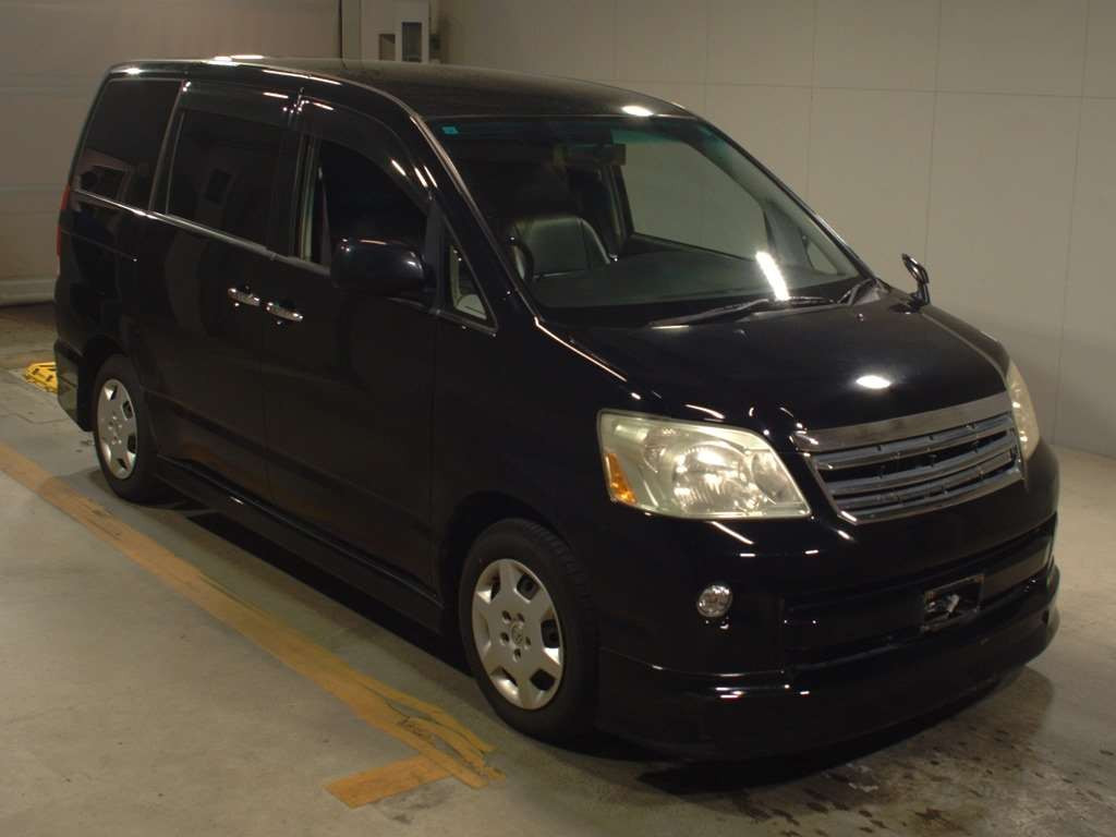 2007 Toyota Noah AZR60G[2]