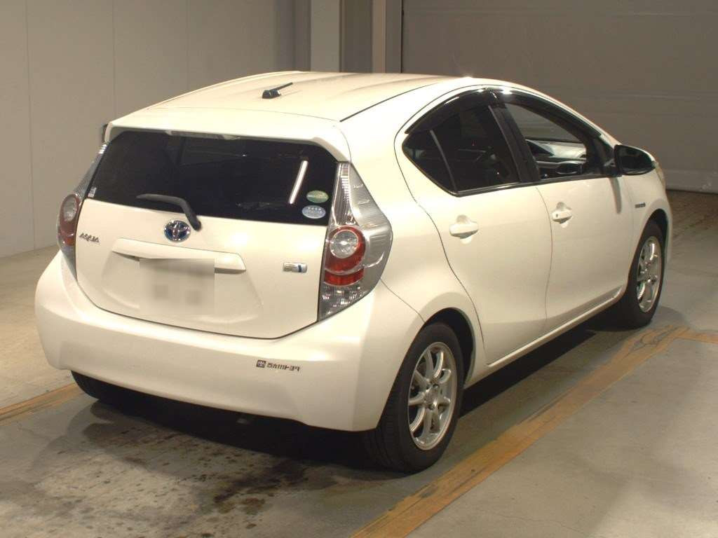 2013 Toyota Aqua NHP10[1]