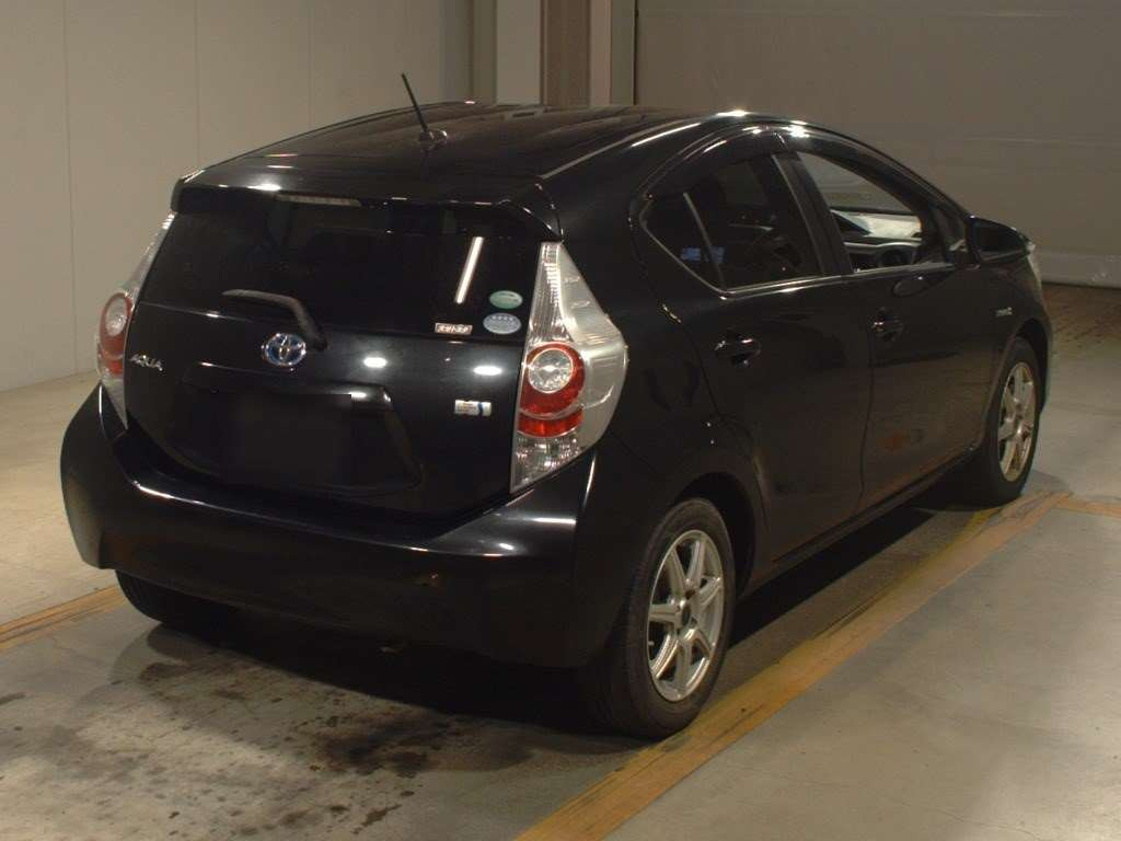 2014 Toyota Aqua NHP10[1]