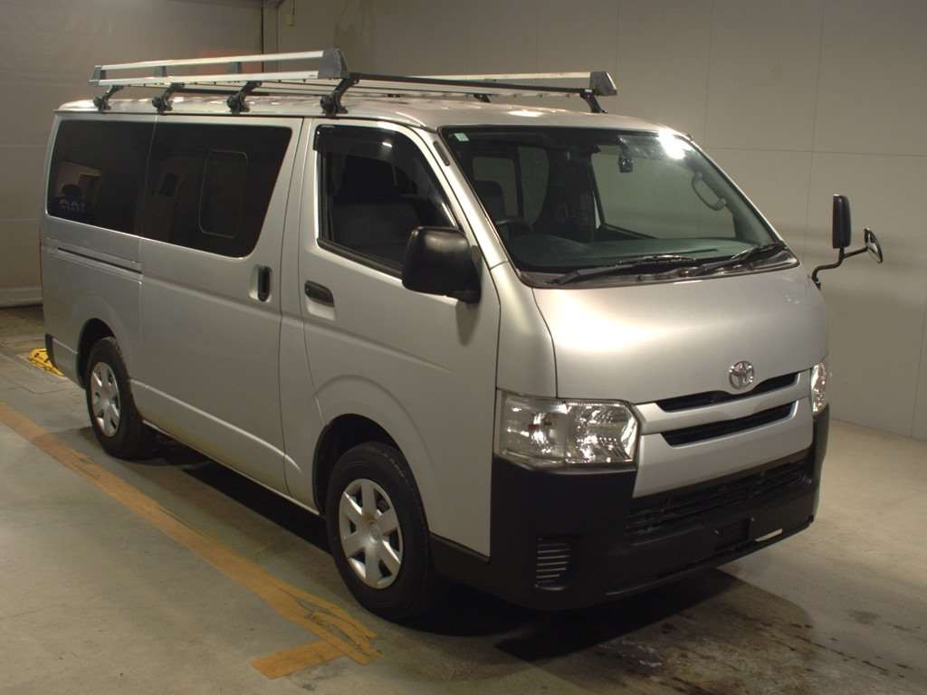 2016 Toyota Regiusace Van TRH200V[2]