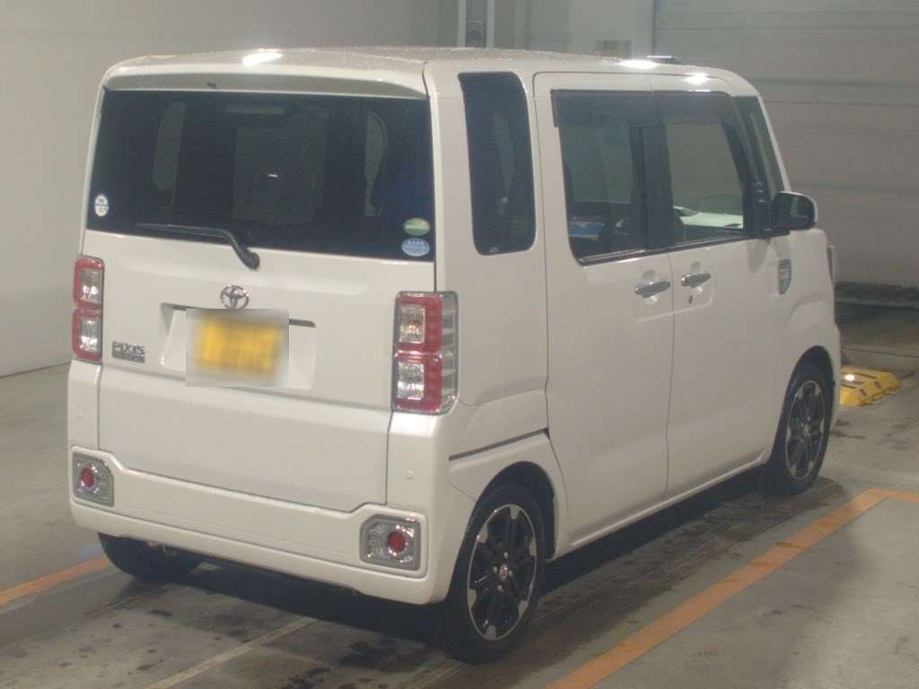 2016 Toyota Pixis Mega LA700A[1]