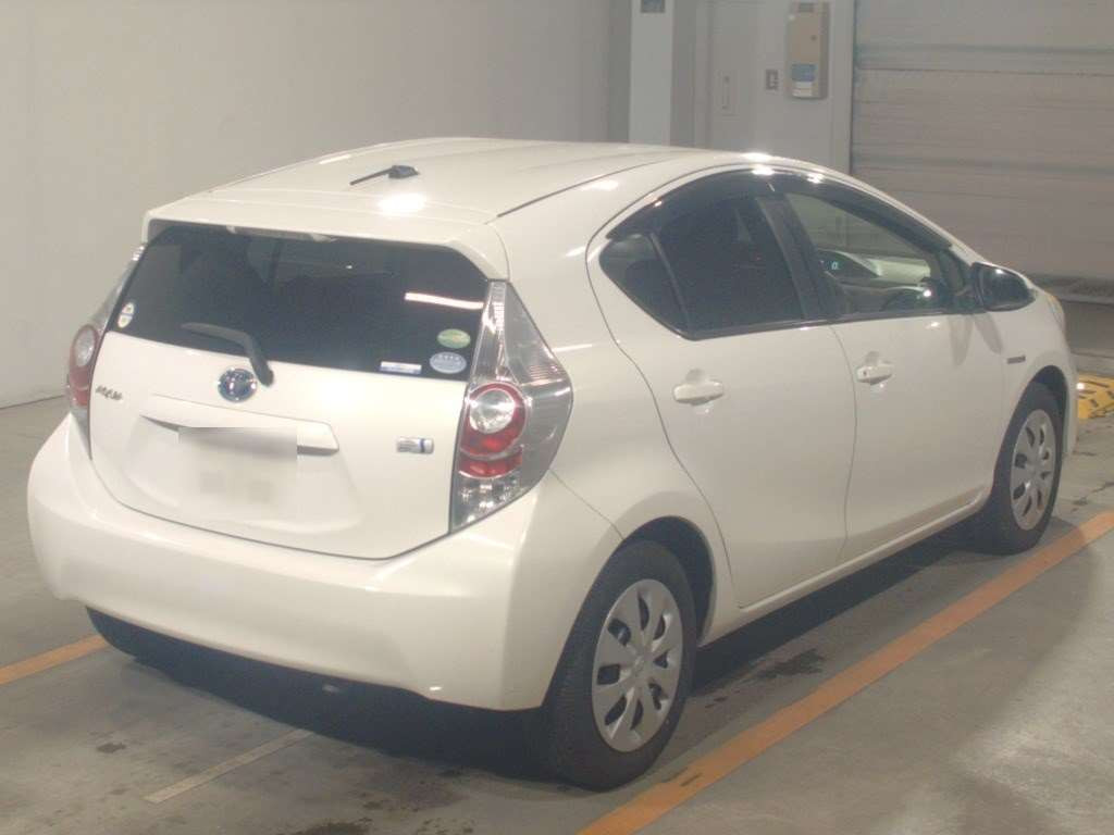 2013 Toyota Aqua NHP10[1]