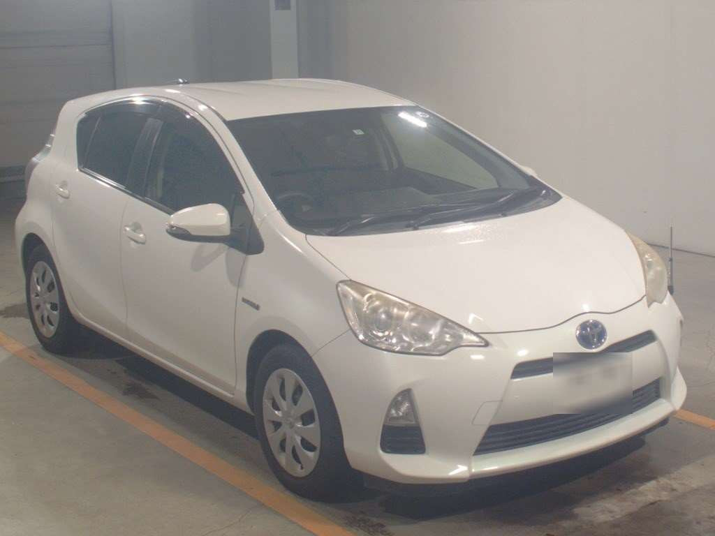 2013 Toyota Aqua NHP10[2]