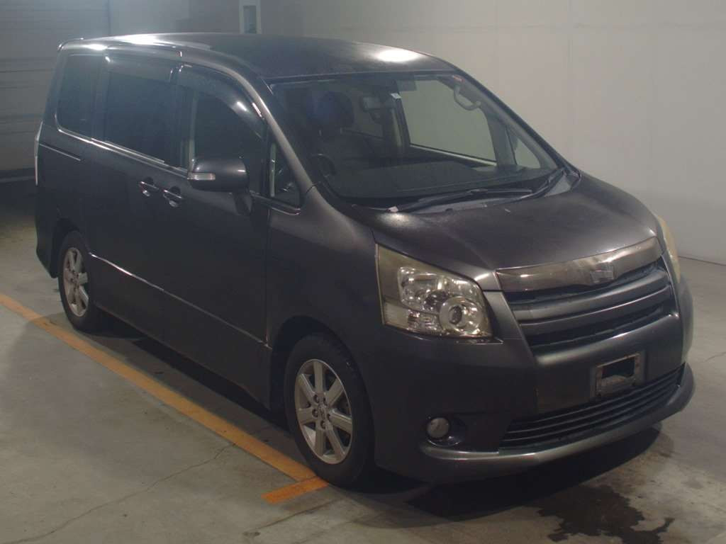 2007 Toyota Noah ZRR70W[2]