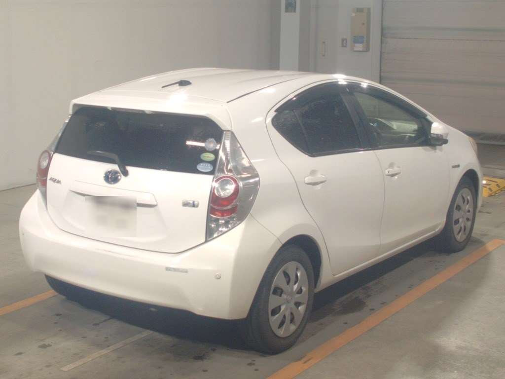 2013 Toyota Aqua NHP10[1]