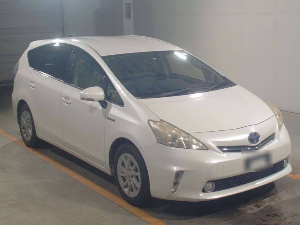 2013 Toyota Prius alpha ZVW41W[2]