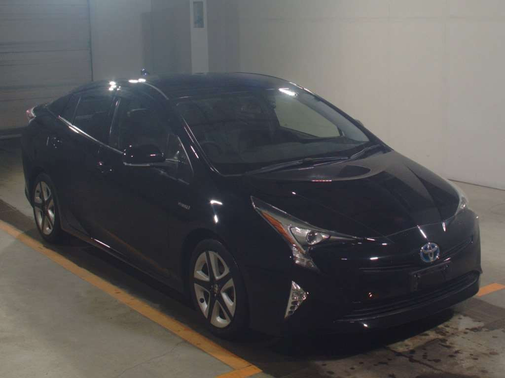 2017 Toyota Prius ZVW50[2]