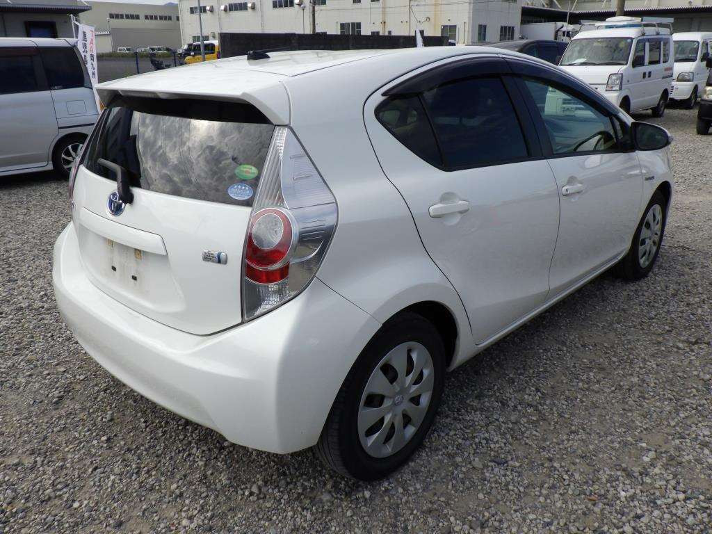 2013 Toyota Aqua NHP10[1]