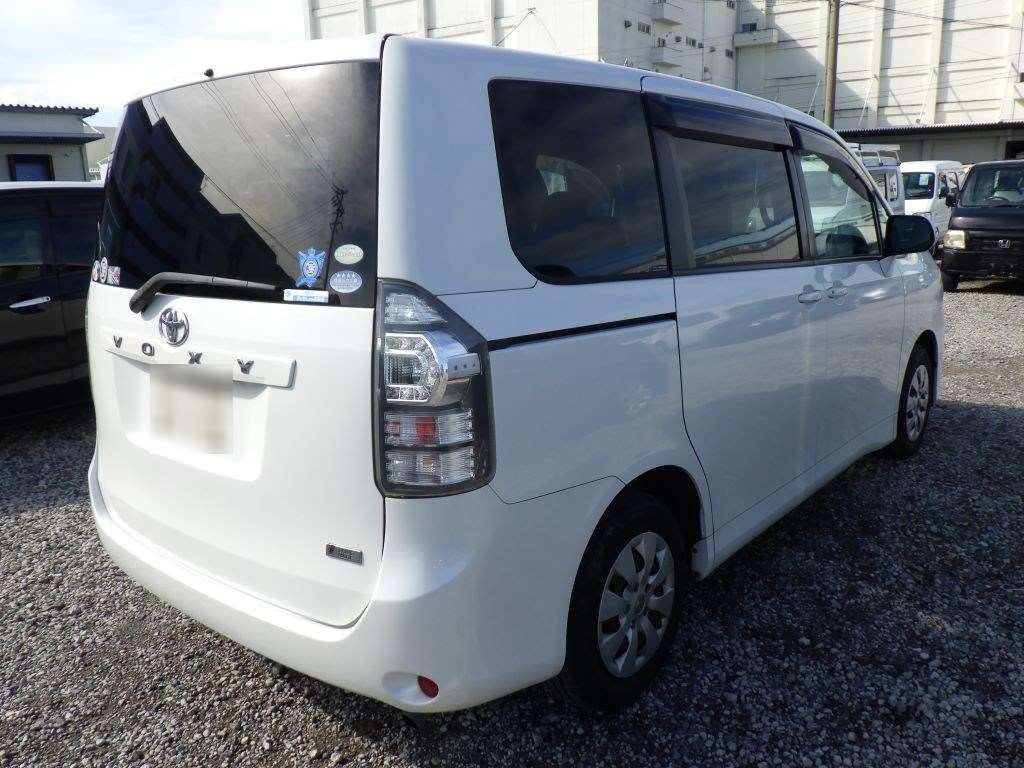 2011 Toyota Voxy ZRR70G[1]