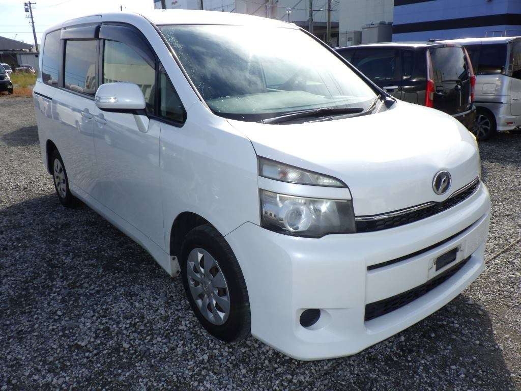 2011 Toyota Voxy ZRR70G[2]