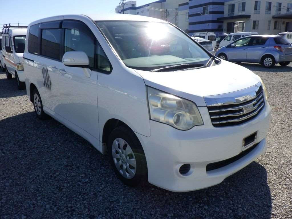 2011 Toyota Noah ZRR70G[2]