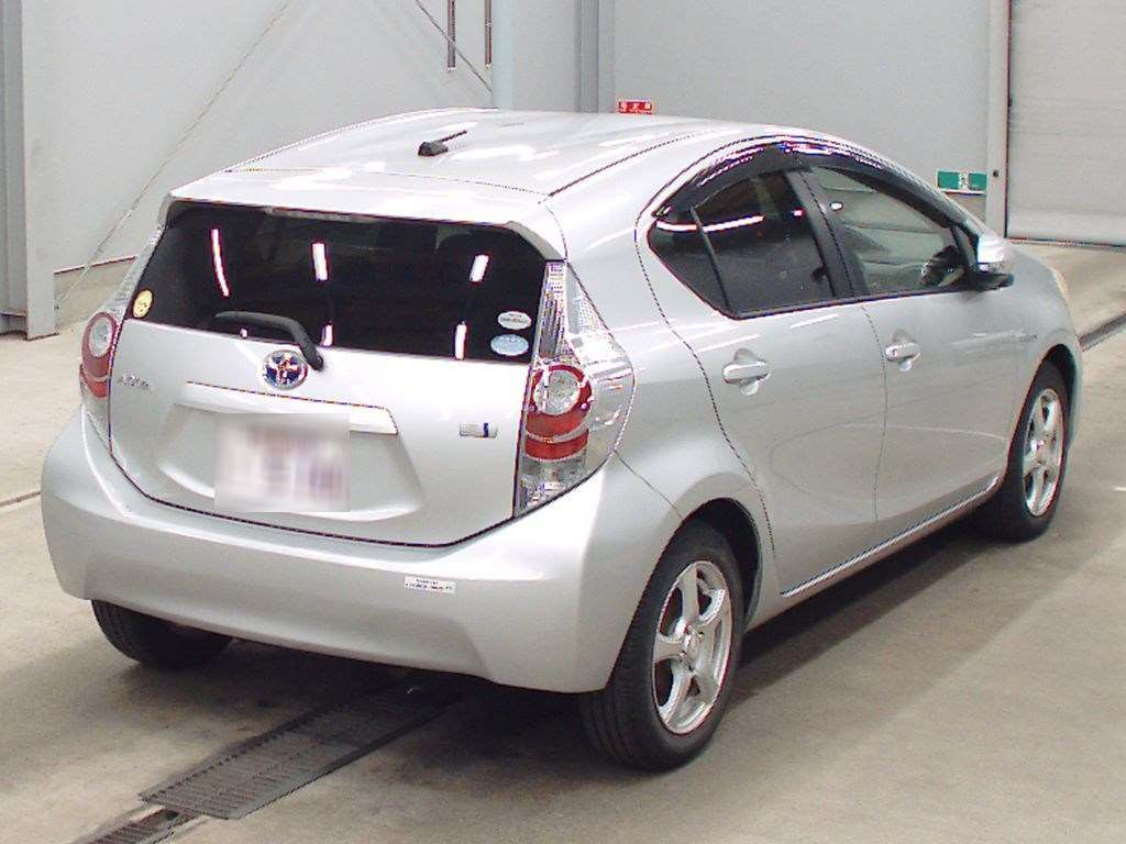 2012 Toyota Aqua NHP10[1]