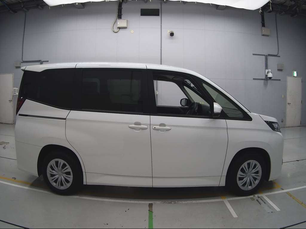 2022 Toyota Noah MZRA90W[2]