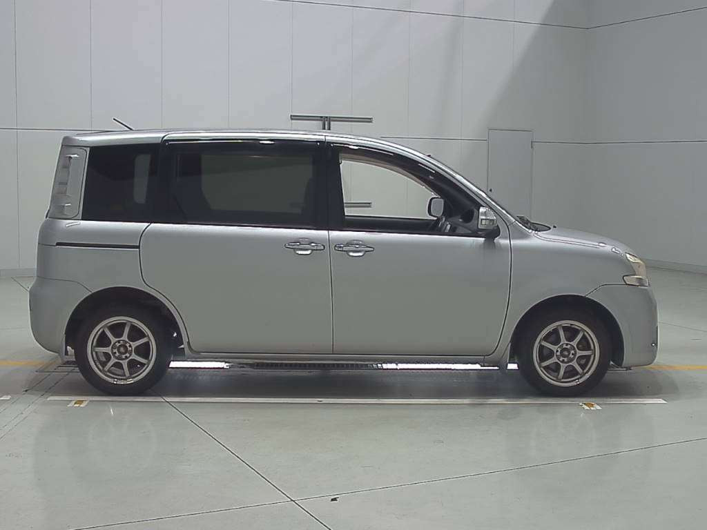 2011 Toyota Sienta NCP81G[2]