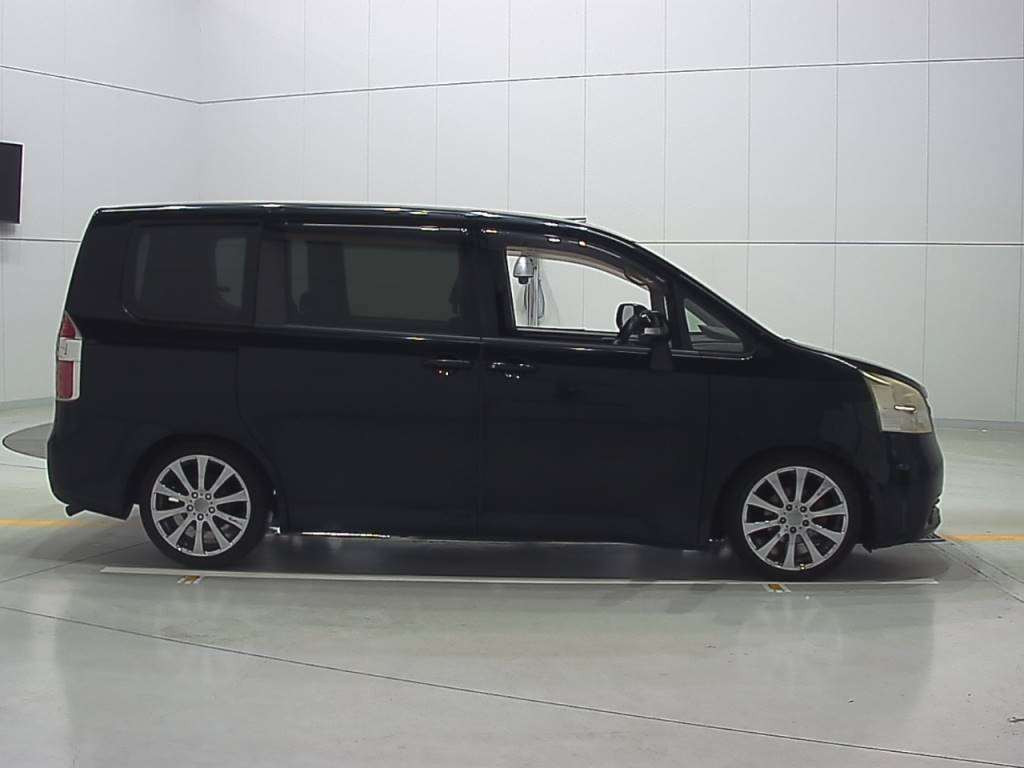 2007 Toyota Noah ZRR70G[2]