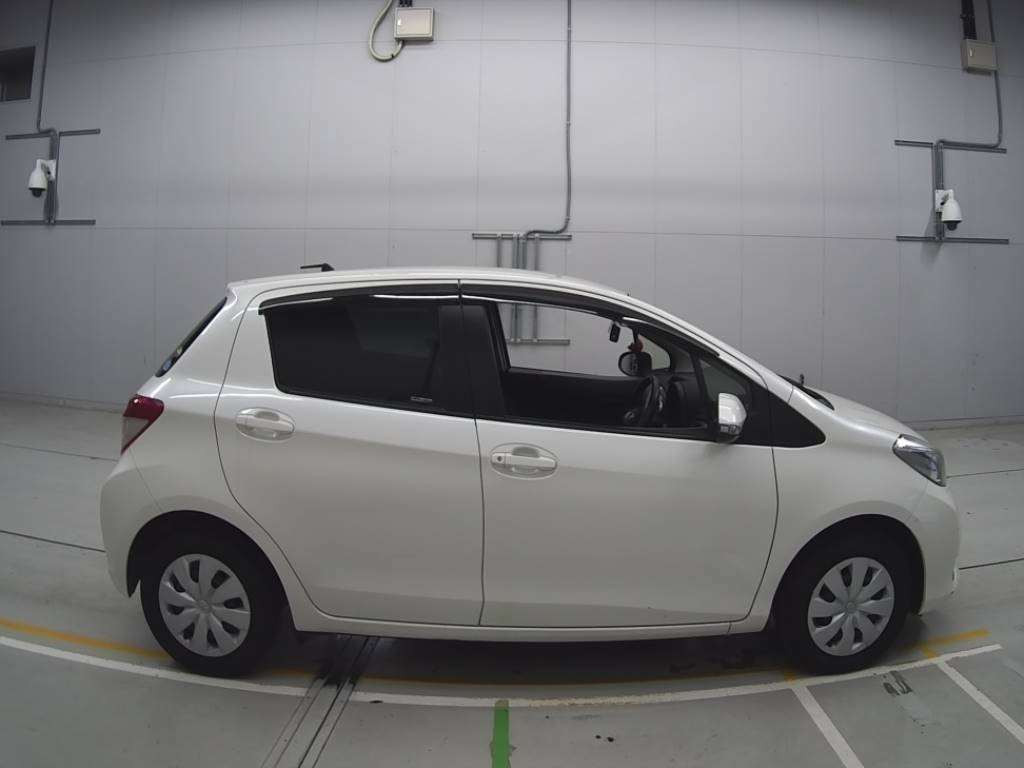 2014 Toyota Vitz NSP130[2]