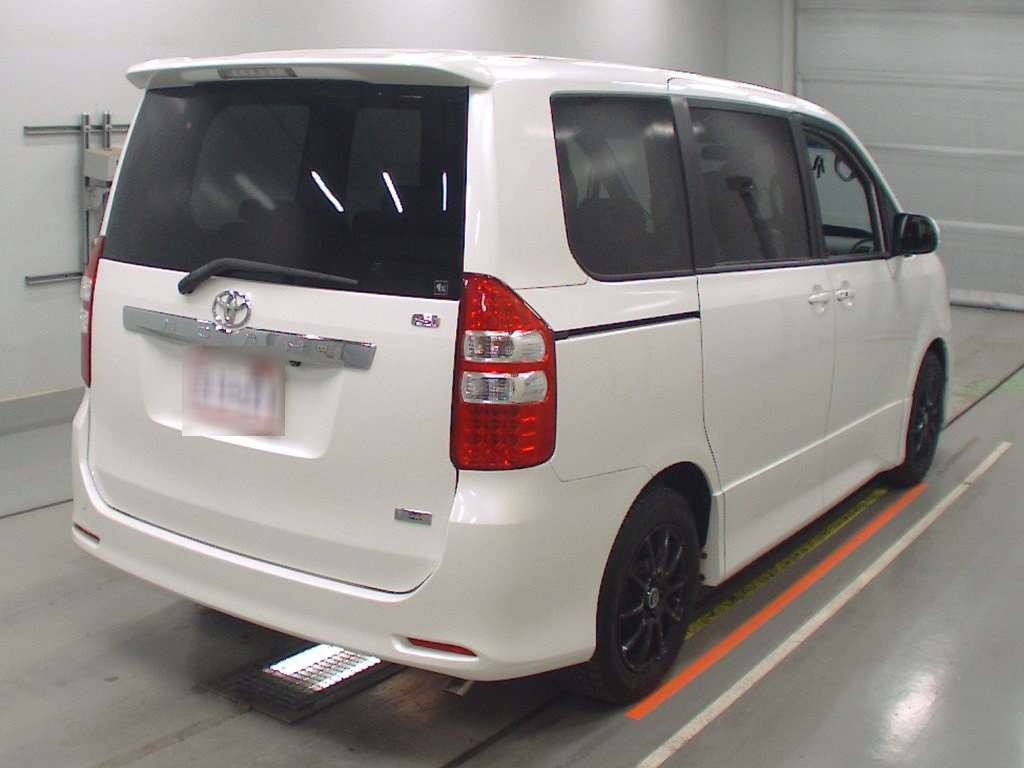 2011 Toyota Noah ZRR70W[1]