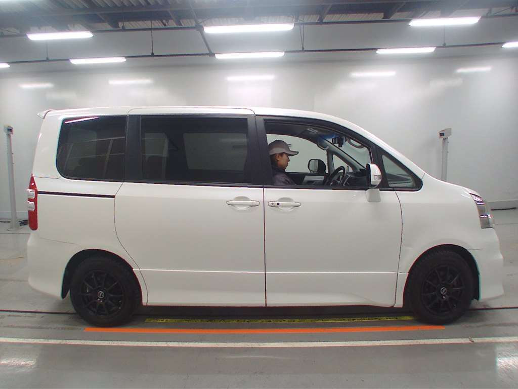 2011 Toyota Noah ZRR70W[2]