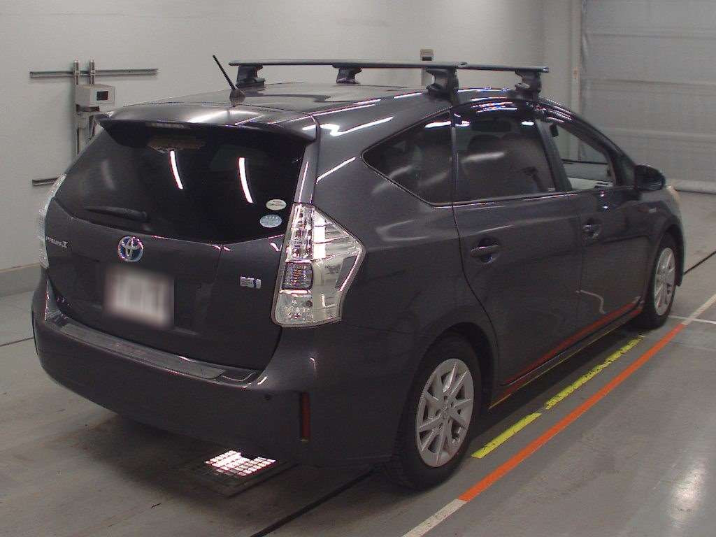 2011 Toyota Prius alpha ZVW41W[1]